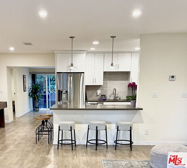 Building Photo - 18110 Tarzana St Rental