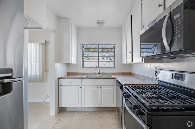 2BR, 2BA - 600SF - Kitchen - Sycamore Terrace