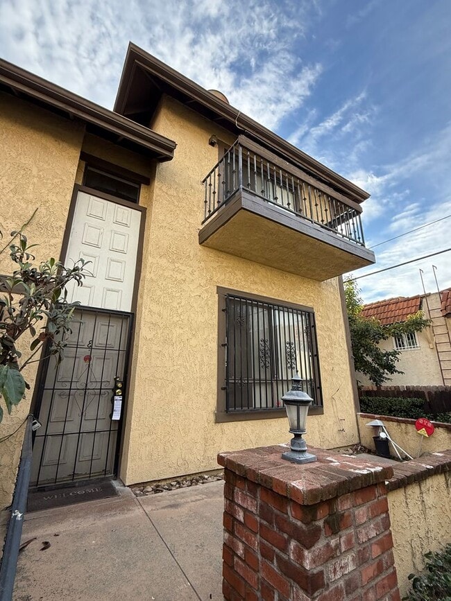 Building Photo - Prime Location End-Unit 3BR 2.5BA Townhome for Rent