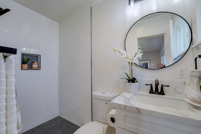 Photo - 5050 Reynolds St