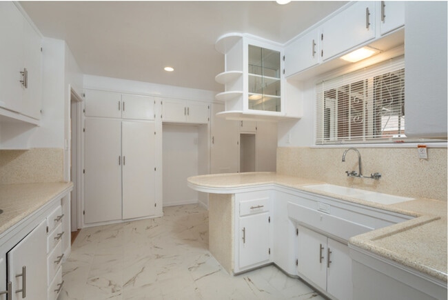 Building Photo - Ladera Heights Duplex