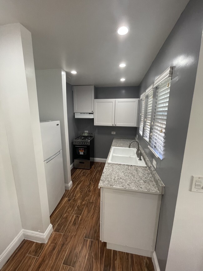 kitchen - 508 S Catalina Ave Apartments Unit C