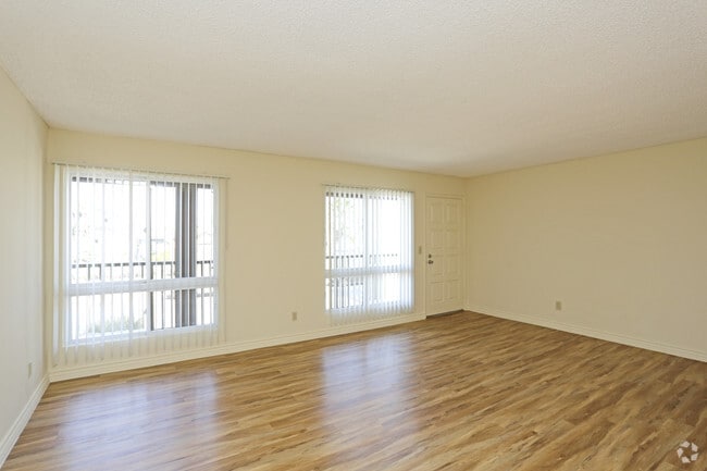 Studio, 1 BATH - 520 SF - Imperial Palms Apartments