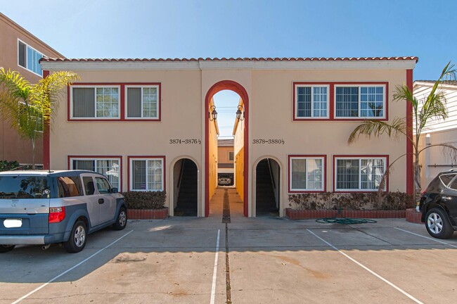 Building Photo - PERFECTLY LOCATED 2 BD / 1 BA UPSTAIRS APA... Unit 3876.5 Haines Street