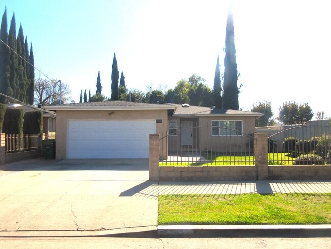Photo - 16830 Wyandotte St House