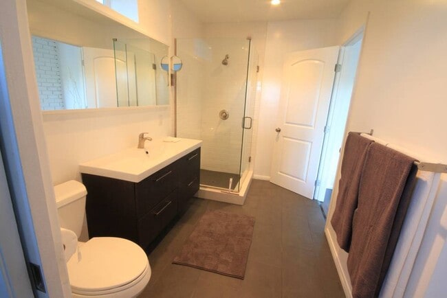 Photo - 2060 Glencoe Way