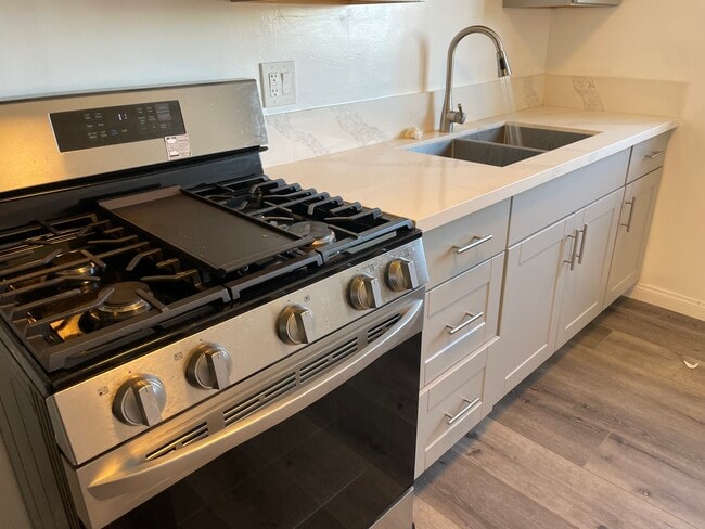 Kitchen - 1714 Grove St Apartments Unit 17