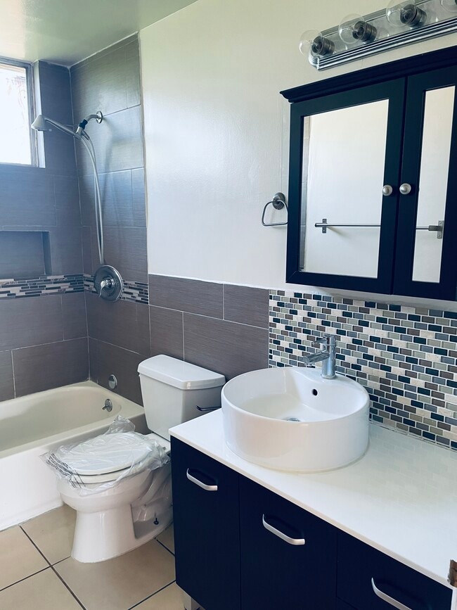 Bathroom - 219 N Buena Vista St Unit B