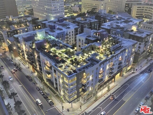 Building Photo - 1120 W 6th St Unit 2201