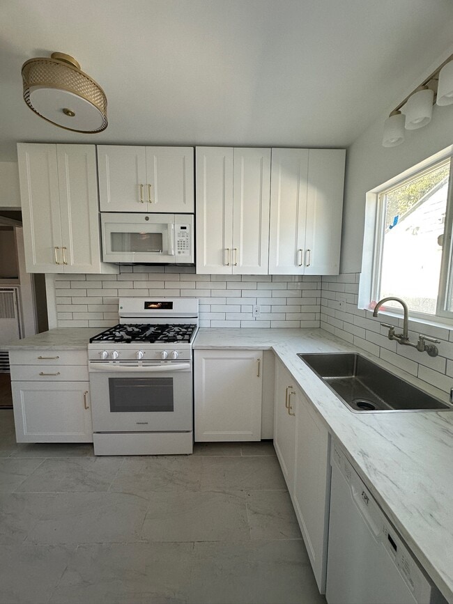 Photo - 2535 S Bundy Dr