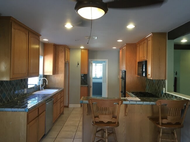 Photo - Spacious three bedroom one and half bath house in Sunland!