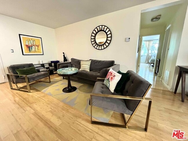 Building Photo - 117 S Doheny Dr Unit 206