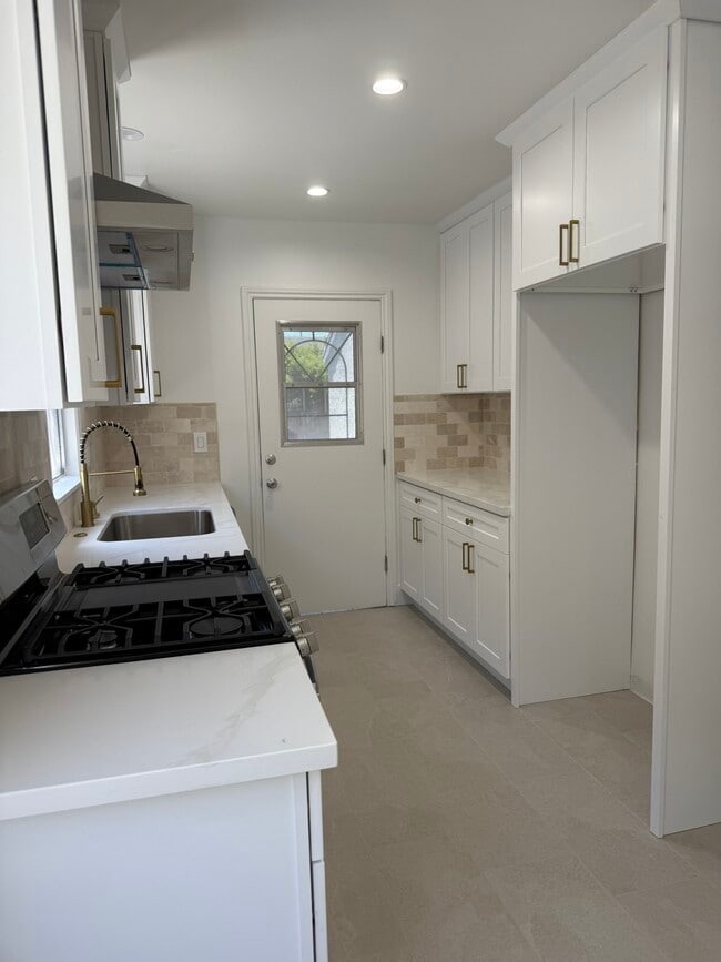 Photo - 11610 Oxnard St