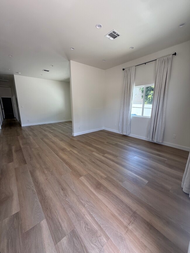 Photo - 6381 Newcastle Ave
