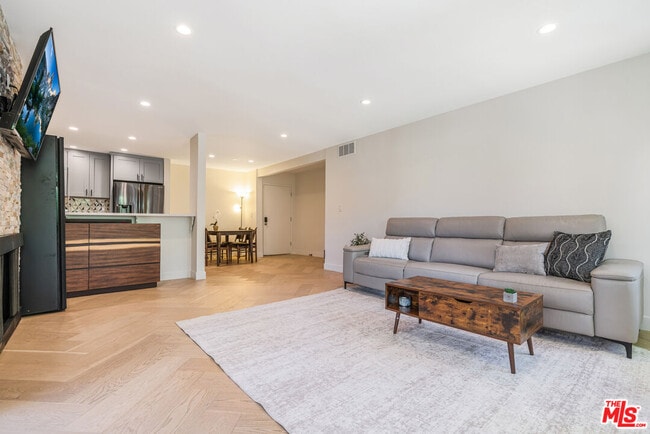 Photo - 950 Kings Rd Unit 216