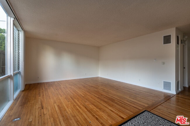 Photo - 11131 Rose Ave Unit 5