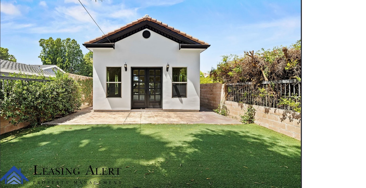 Photo - 5012 Hayvenhurst Ave