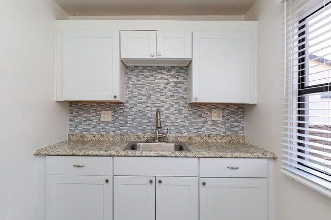 Photo - 1 bed, 1 bath - Point Loma