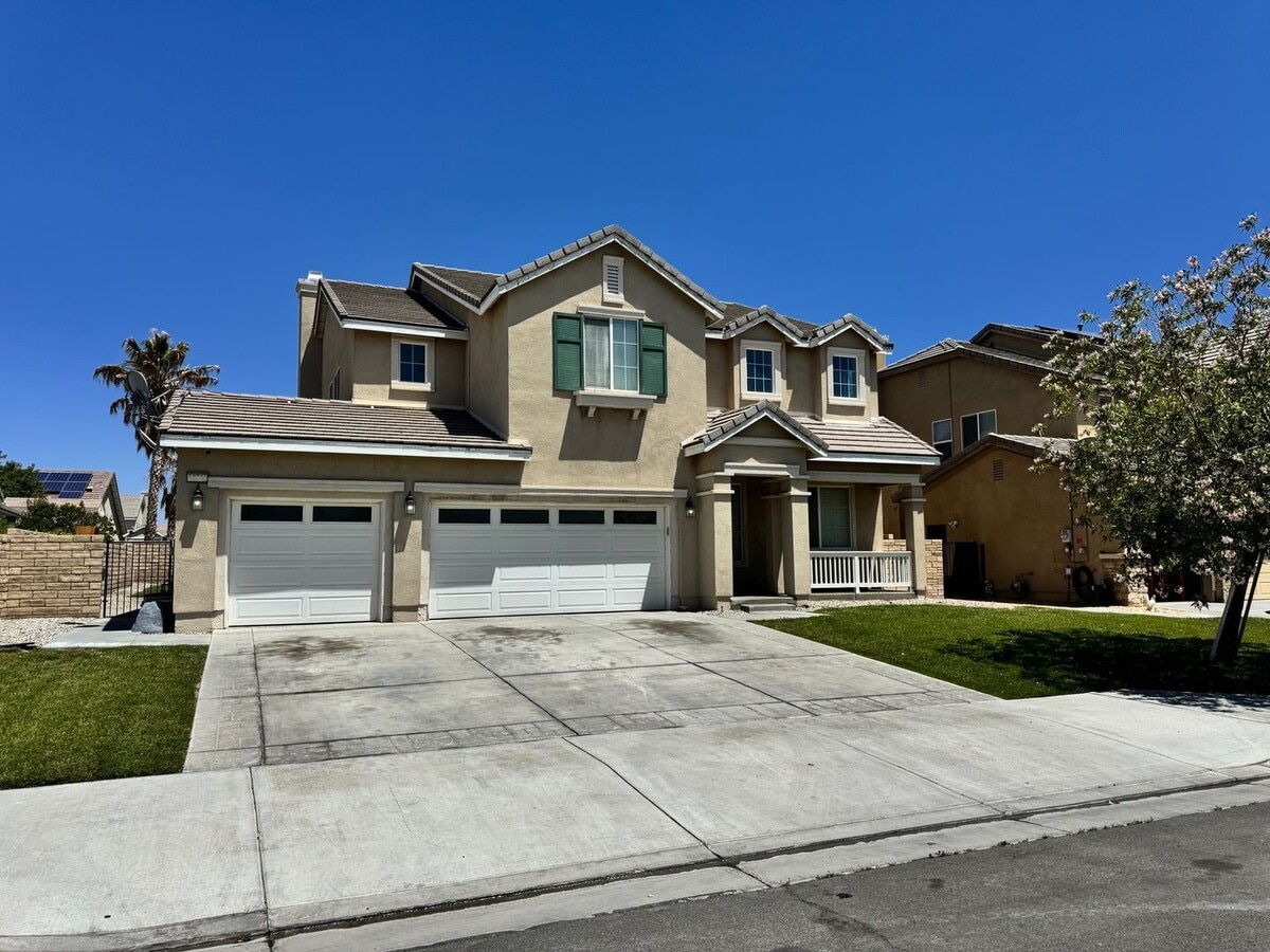 Photo - Gorgeous Westside 5 + 3 With Solar - $3700 House