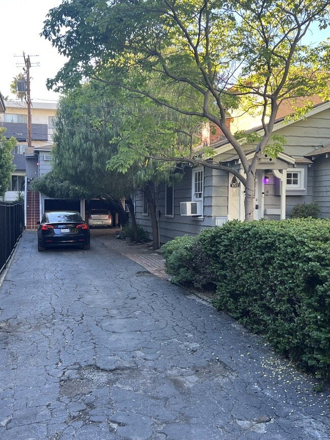 Building Photo - 655 Westmount Dr Unit 655 1-4