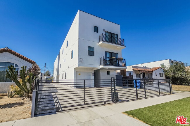 Building Photo - 1923 Carmona Ave