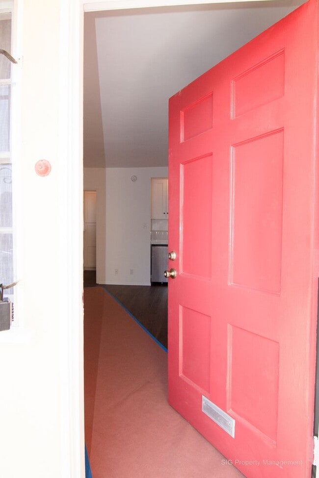 Building Photo - Sunset Drive, 4363-4377 Unit 4371