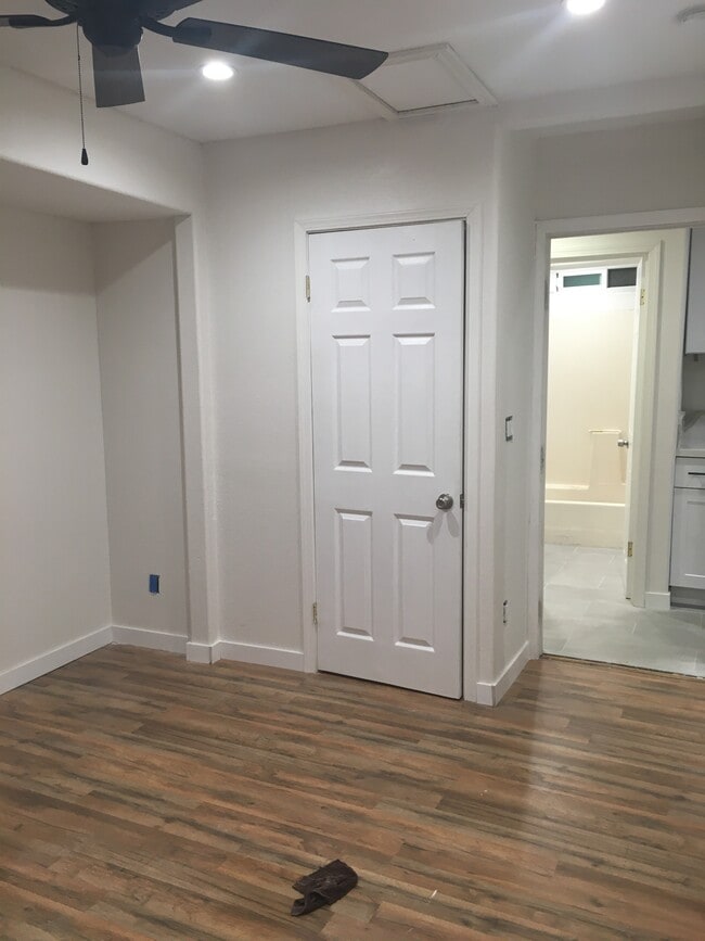 Closet - 1048 W 60th Plz Unit 1