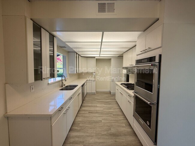 Photo - 555 Skyline Rd