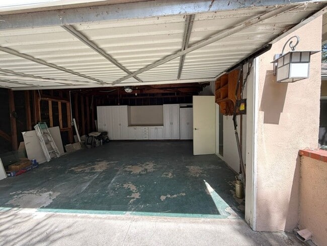Photo - La Cañada Schools- Family Home - Natural Hardwood, 2 car attached garage, Central A/C, New Appli...