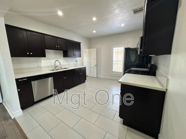 Photo - 2893 Denton St