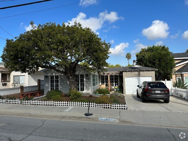 Building Photo - Charming 3-Bedroom Home with Spacious Yard