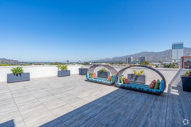 Sky Deck B - Onyx Glendale