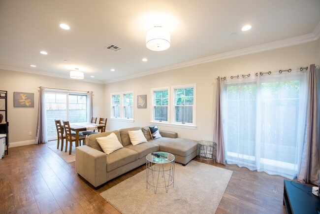 Building Photo - 97 N Parkwood Ave Rental