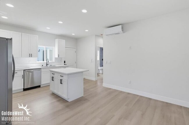 Photo - Beautifully Updated 1Bdm 1Ba Apartment with Private Rooftop Deck & Stunning Views! Unit 2