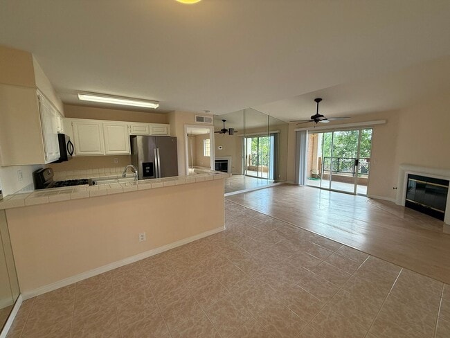 Building Photo - Beautiful Condo Located in the Heart Of Ca...