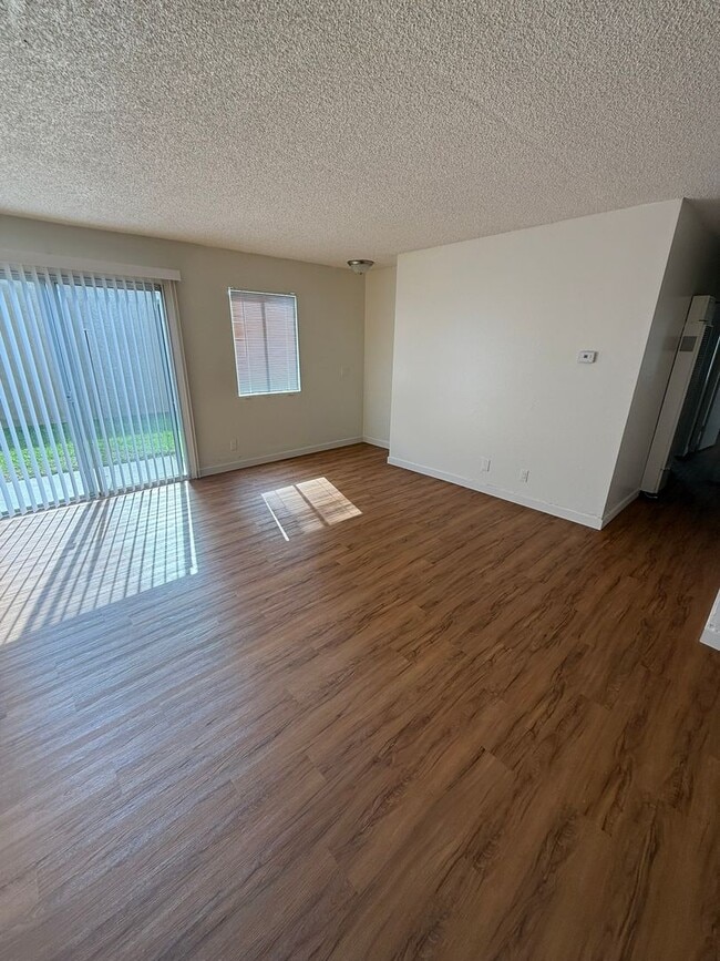 Building Photo - 3 bedroom, 2 Bath with a garage Unit 1