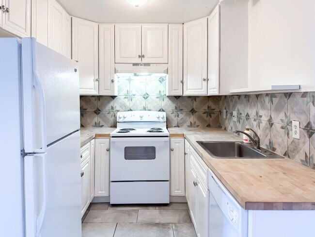 Building Photo - Bright single level 2 bed 1 bath Condo Unit 25