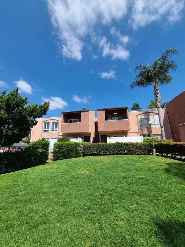 Building Photo - Beautiful 2BD/1BA – Natural Light - Mission Trails/San Carlos Area - Comfortable and Quiet Unit 212