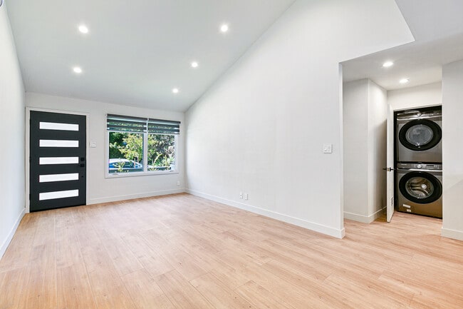 Photo - 10418 Regent St