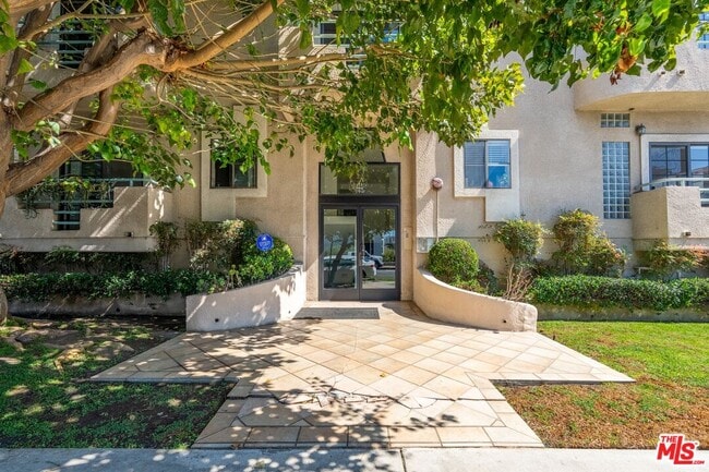 Photo - 102 N Sweetzer Ave Unit 106