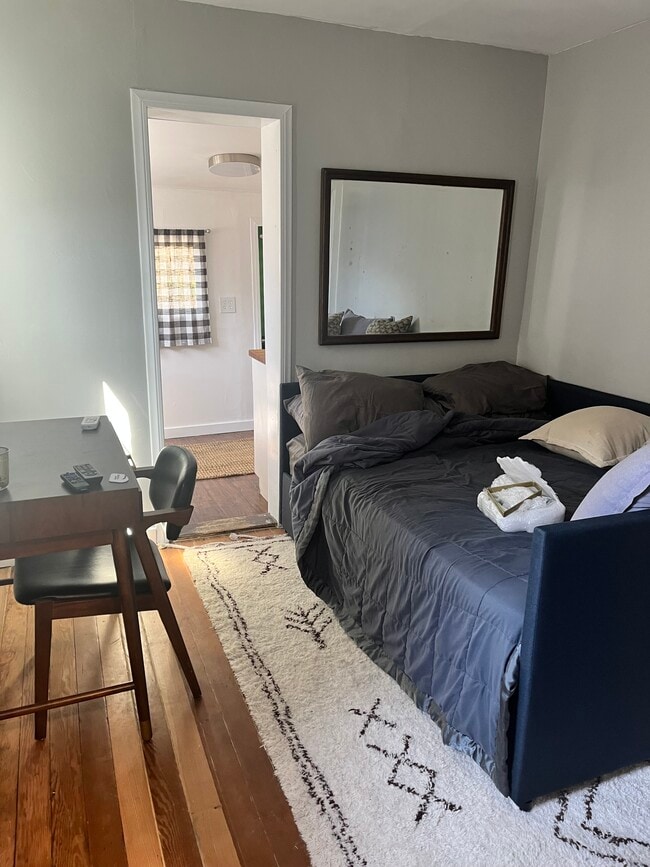 full bed/daybed - 1423 Bellevue Ave Unit Bungalow