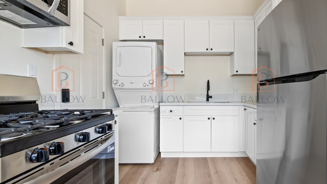 Building Photo - 4880-82 Cole St Unit 4880