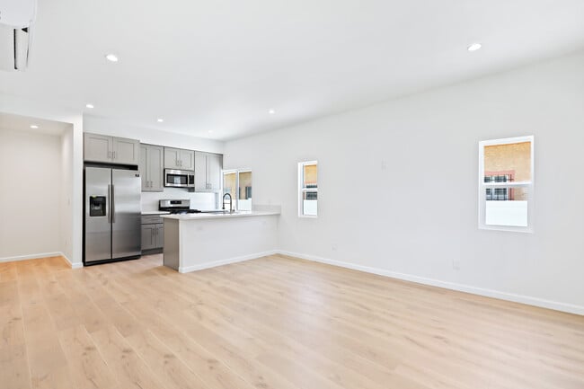 Building Photo - 5234 W 20th St Unit 5234 Lower Floor