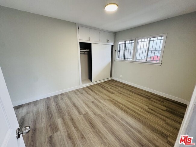 Building Photo - 810 W 62nd St Unit 1