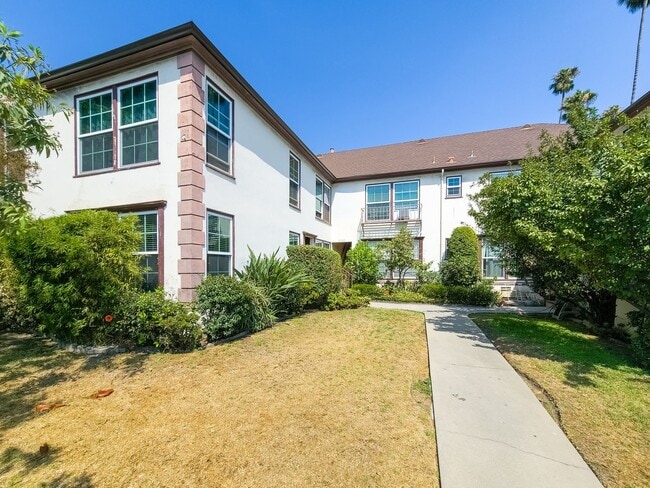 Building Photo - Spacious Studio in the Heart of Los Feliz Unit 2002