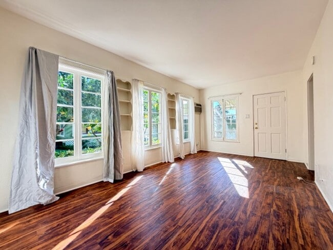 Building Photo - 251ivy Unit 251 1/2