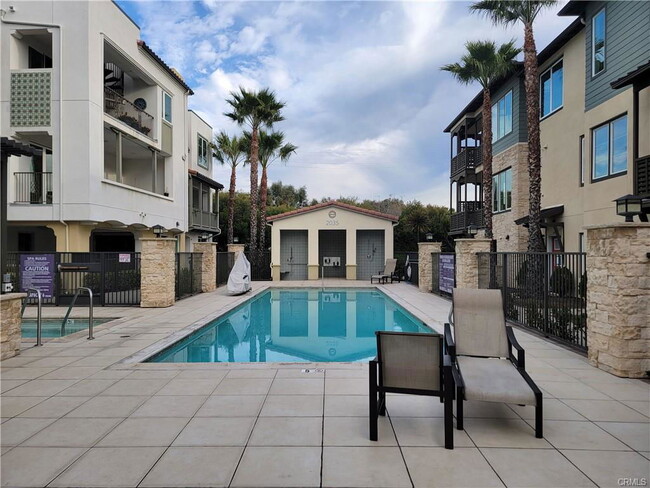 Building Photo - 325 Doheny Way