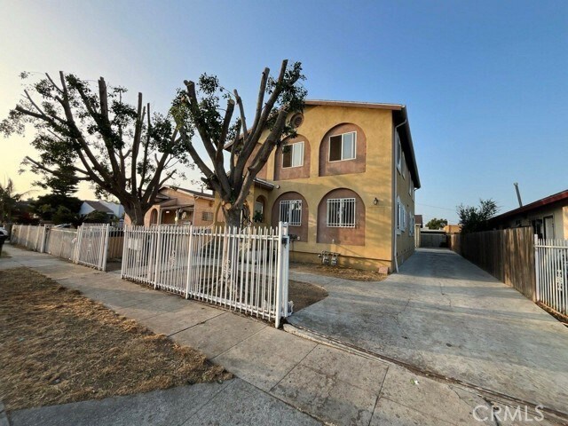 Photo - 1633 E 81st St Townhome