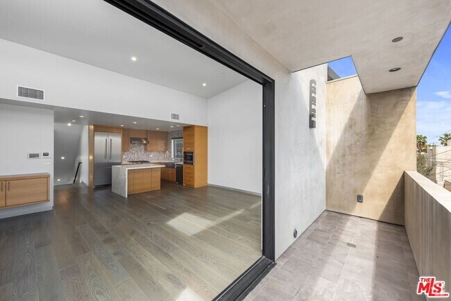 Building Photo - 454 S Venice Blvd Rental