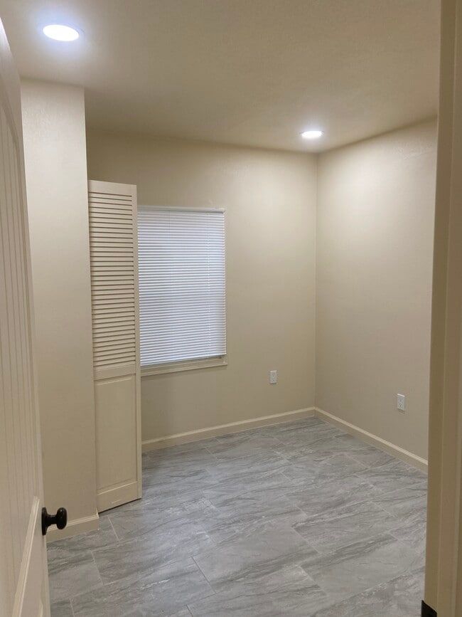 Photo - 7644 Church St